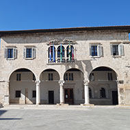 Walking_tour_Pula_with_wine_tasting_at_the_Forum_4
