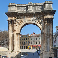 Walking_tour_Pula_with_wine_tasting_at_the_Forum_6