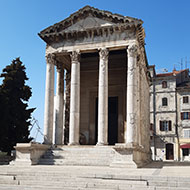 Walking_tour_Pula_with_wine_tasting_at_the_Forum_7